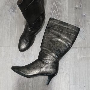 Andiamo Wide Calf Heeled Boot (Metallic Pewter) B